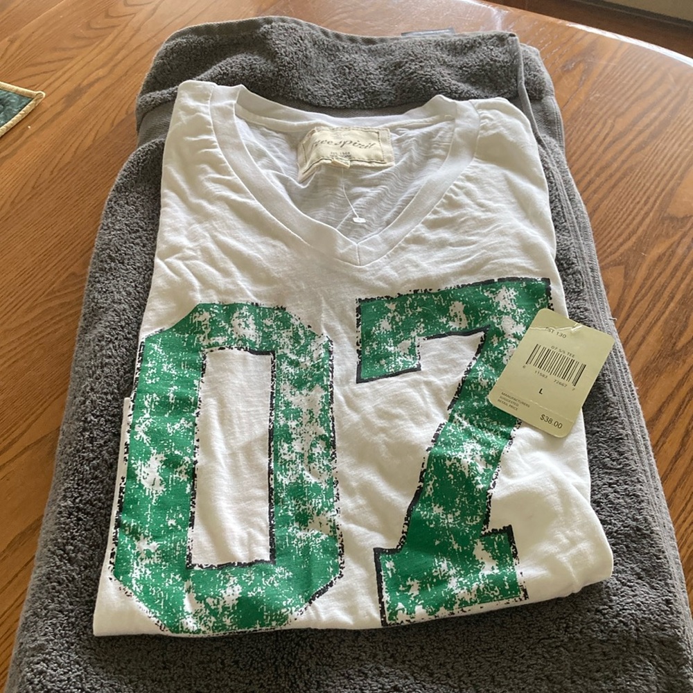 Free Spirit V-Neck Tee shirt. Size L